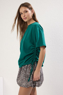 Zumrut Yesili %100 Pamuk S?rt ve On Bask?l? Oversize/Rahat Kesim Orme T-Shirt TWOSS23TS00150