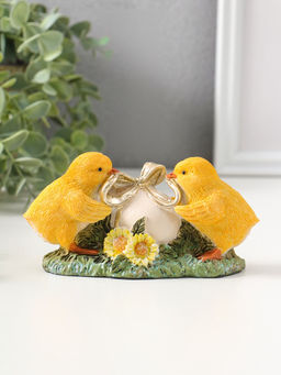 Фигурка полистоун Цыплята завязывают подарочный бант на яичке, 7 см