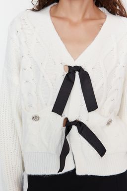 Limited Edition Ekru Yumusak Dokulu Kurdele/Fiyonk Detayl? Sac Orgu Triko Kazak TWOAW22KZ1947