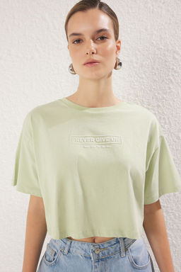 TRENDYOLMILLA Mint %100 Pamuk Relaxed/Rahat Kal?p Crop Yuksek Bask?l? Orme T-Shirt TWOSS25TS00084