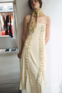 VESTIDO MIDI VOLANTES RELIEVE / Marfil - Zara фото 4