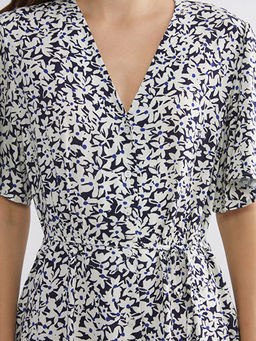 V Yaka ?i?ekli Belden Oturtmal? Elbise