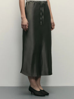 Сатиновая юбка миди с поясом на кулиске / Zarina фото 3