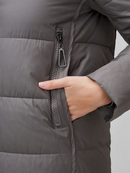 Пальто утепленное стеганное зимнее с капюшоном женское темно-серого цвета 9606TC