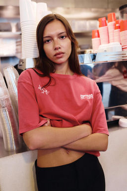 CAMISETA EFECTO LAVADO ESTAMPADO CORTADO / Rojo