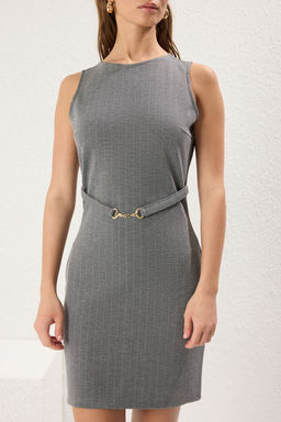 TRENDYOLMILLA Gri Cizgili Kemer Detayl? S?f?r Kol Vucuda Oturan Midi Orme Elbise TWOSS25EL00374 фото 3