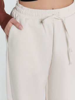 Брюки женские в бело-бежевом цвете белый песок 182422 - Mark formelle фото 5