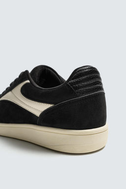 ZAPATILLA ESTILO RETRO / Negro