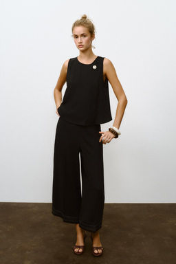 PIN TUCK TOP WITH HARDWARE