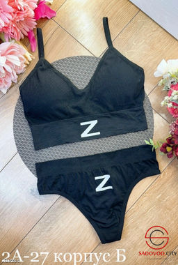 Комплект белья с женским топом и трусами