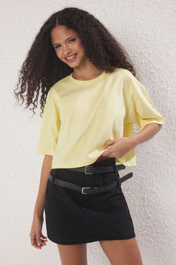 Premium Sar? Relaxed/Rahat Kal?p %100 Kal?n Pamuklu Crop Orme T-Shirt TWOSS23TS00038