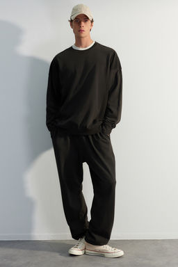TRENDYOL MAN Antrasit %100 Pamuk Premium Oversize/Genis Kesim Eskitme/Soluk Efektli Sweatshirt TMNAW24SW00023