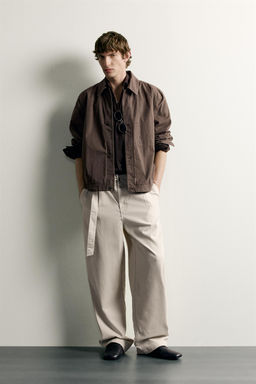 PANTAL?N RELAXED FIT PLIEGUES CINTUR?N / Gris claro