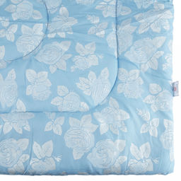 Одеяло Евро Макси "Розы" на голубом, классическое/зимнее, 240х220см, наполнитель 400г/м2, файбер высшего сорта, чехол поплекс (пэ100%), стеганое, упак "Компакт" пакет ПВХ, еврослот, д25х55см/1,5кг, "Домашняя мода" (Россия)