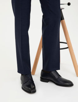 Темно -синие ботинки