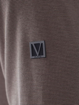 Лонгслив из мягкого фактурного трикотажа с плетеным воротником поло на молнии - Vilatte фото 4