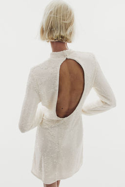 Vestido de lentejuelas con cuello perkins