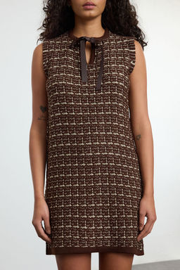 Kahverengi Dokulu K?sa / Mini Tuvit Gorunumlu Simli Triko Elbise TWOAW25EL00542