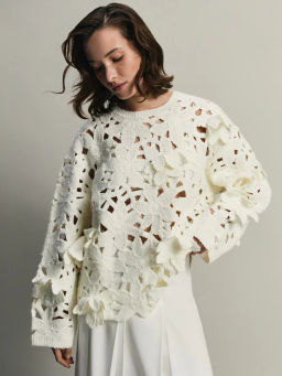 Фактурный джемпер с объёмными цветами / Zarina