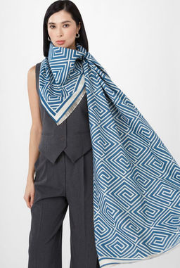 в составе ШЕРСТЬ и КАШЕМИР Большой, мягкий, теплый однотонный двусторонний палантин.