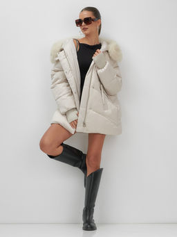 Куртка зимняя женская с мехом и капюшоном тренд бежевого цвета 7737B - Visdeer фото 11