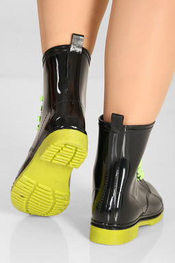 Резиновые ботинки с яркими шнурками