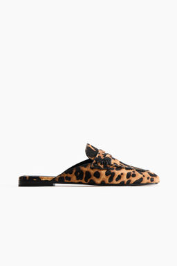 Mules de piel estilo mocas?n