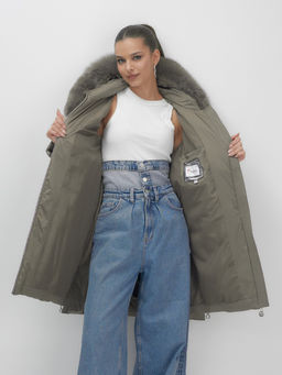 Пальто зимнее утепленное с мехом и капюшоном тренд коричневого цвета 7630K - Visdeer фото 9