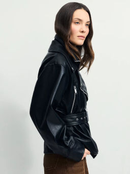 Куртка-косуха с ремнем на поясе из искусственной кожи / Zarina  фото 6