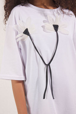 Trendyolmilla Beyaz %100 Pamuk Cicek Aksesuar Detayl? Rahat/Relaxed Kesim Orme T-Shirt TWOSS25TS00200  фото 3