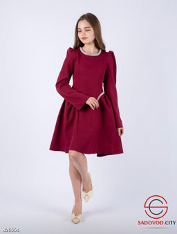 Платье с длинными рукавами и жемчужным декором