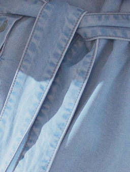 Длинное платье-рубашка с поясом и разрезами из джинсового лиоцелла - Vilatte фото 3