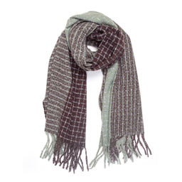 Палантин в бежевых тонах с оригинальным клетчатым орнаментом