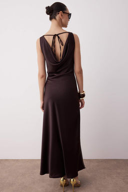 Kahverengi A-Kesim Degaje Yaka Saten Maxi S?k Elbise TPRSS25EL00318