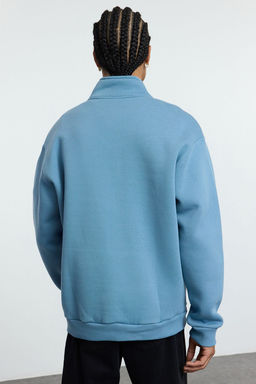 TRENDYOL MAN Mavi Dik Yaka Oversize/Genis Kesim Dik Yaka Fermuarl? Yaz? Nak?sl? Sweatshirt TMNAW25SW00083 - Trendyolmilla фото 5