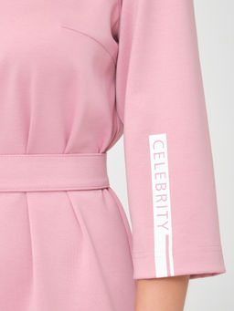 Платье с принтом на рукаве