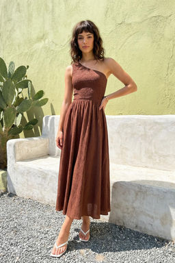 Kahverengi Belden Ac?lan Ust Bedeni Gipeli Tek Omuz Midi Dokuma Elbise TWOSS23EL01830