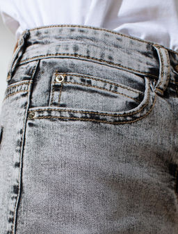 Джинсы трубы с декоративной стиркой из эластичного облегченного денима - Vilatte фото 6