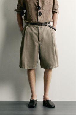 BERMUDA WIDE FIT PLIEGUES / Khaki claro