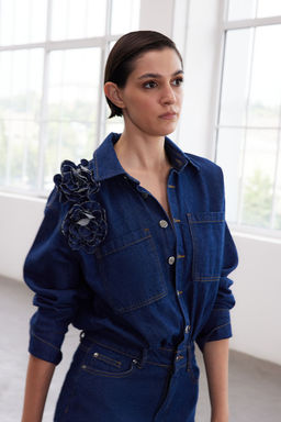 TRENDYOLMILLA Limited Edition Mavi Gul Detayl? Mini Denim Gomlek Elbise TWOAW25EL00396  фото 4