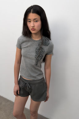 CAMISETA LAVADA FLOR RELIEVE / Gris - Zara фото 3