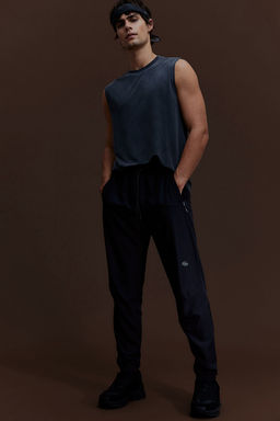 Pantalon de correr ligero en DryMove Slim Fit
