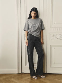 Футболка с принтом и декоративными кристаллами / Zarina