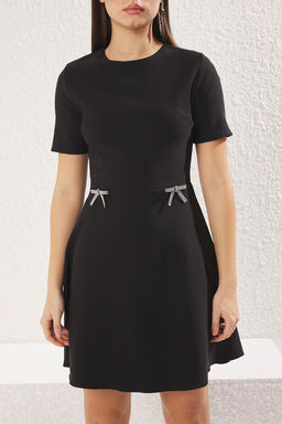 Siyah Etegi Belden Ac?lan Fiyonklu Mini Dokuma Elbise TWOSS25EL00272 - Trendyolmilla фото 4