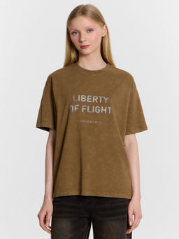 Футболка женская коричневая с обработкой эйсид и надписью Liberty of flight