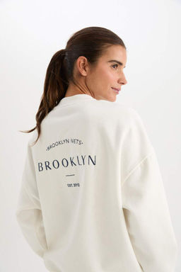 DeFactoFit NBA Brooklyn Nets Кардиган-бомбер из плотной ткани с воротником-стойкой на спине и принтом оверсайз