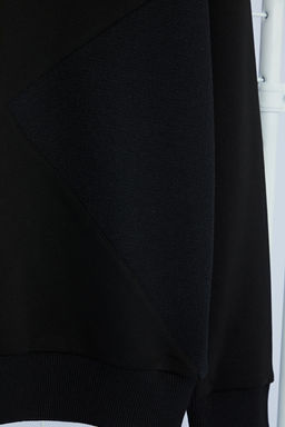 Siyah Regular/Normal Kesim Dokulu Panel Detayl? Basic Sweatshirt TMNAW25SW00149