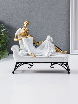 Сувенир полистоун "Парочка лежит на кушетке" бело-золотой 7х21,5х18,5 см