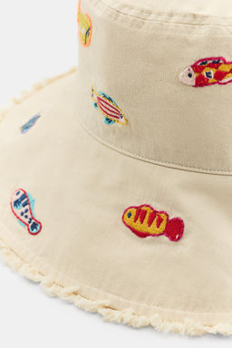 GORRO BUCKET BORDADOS PECES / Crudo