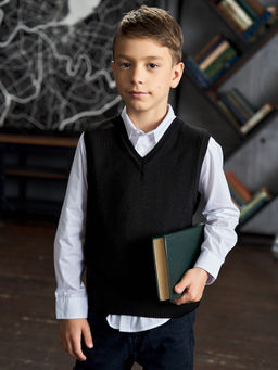 Черный вязаный жилет для мальчика
